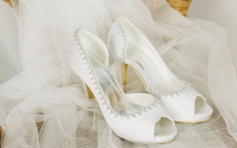 Different Colours of Women’s Shoes that Match a White Outfit