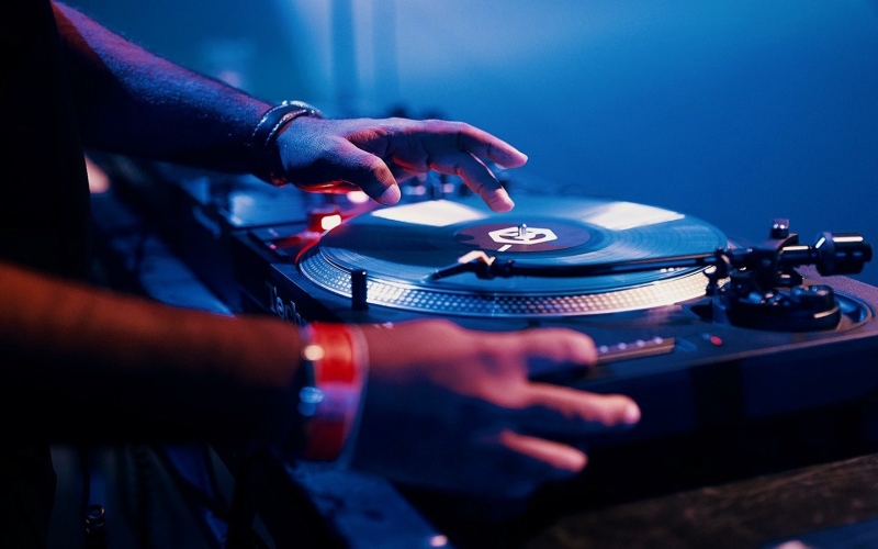 Elevating Performance: Benefits of Using Top-Rated DJ Turntables