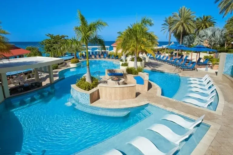 How to Plan a Beachfront Luxury Vacation That's Surprisingly Affordable